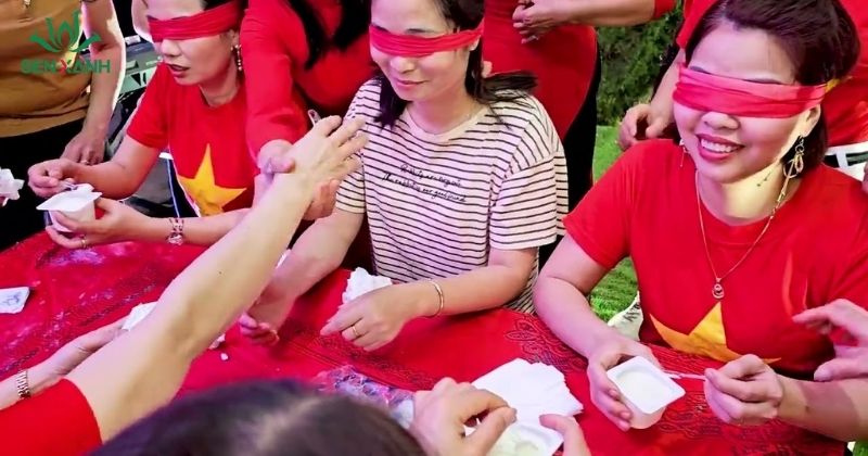 Tr&ograve; chơi n&agrave;y cực kỳ lầy lội v&igrave; dễ xảy ra những pha rơi hộp sữa cười bể bụng.