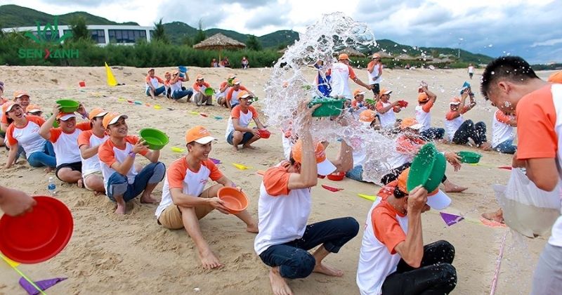 Tr&ograve; chơi n&agrave;y gi&uacute;p tăng sự phối hợp giữa c&aacute;c th&agrave;nh vi&ecirc;n v&agrave; tạo ra những khoảnh khắc vui nhộn khi mọi người cố gắng chạy nhanh nhưng phải đảm bảo kh&ocirc;ng l&agrave;m đổ qu&aacute; nhiều nước.