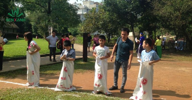 Top 20 trò chơi hoạt náo độc đáo cho sự kiện teambuilding Trò chơi này không chỉ mang lại niềm vui, tiếng cười mà còn giúp rèn luyện sự nhanh nhẹn và tinh thần đồng đội.