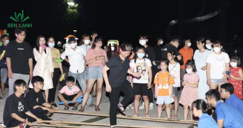 Top 20 trò chơi hoạt náo độc đáo cho sự kiện teambuilding Trò chơi này không chỉ thử thách sự khéo léo mà còn mang lại niềm vui và sự hào hứng cho tất cả người tham gia.