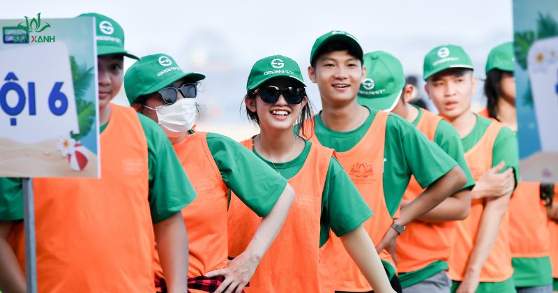 Top 10+ trò chơi Team building dưới nước hay nhất năm 2026 Trò chơi này rèn luyện khả năng hỗ trợ đồng đội, phản xạ tình huống và tính đồng lòng rất cao.