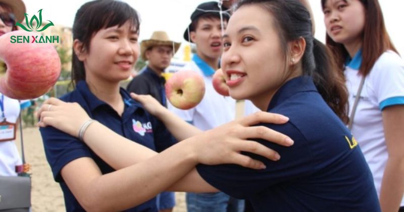 Tr&ograve; chơi n&agrave;y tạo ra kh&ocirc;ng kh&iacute; vui nhộn v&agrave; k&iacute;ch th&iacute;ch khả năng tương t&aacute;c giữa c&aacute;c th&agrave;nh vi&ecirc;n trong đội.