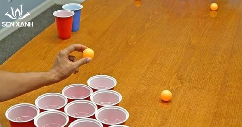 15+ Trò chơi Mini Game Teambuilding Vui Nhộn & Dễ Tổ Chức 2026 Trò chơi đòi hỏi sự khéo léo và tập trung, thường tạo ra nhiều tình huống hài hước khi hạt đậu bật ra hoặc bay lệch hướng.