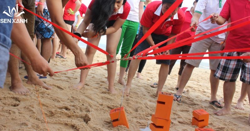 50+ Ý Tưởng Trò Chơi Teambuilding Gắn Kết Đội Ngũ Trò chơi này vừa nhẹ nhàng, vừa xúc động, giúp người chơi nhìn thấy sự kết nối vô hình nhưng bền chặt giữa các thành viên trong đội.