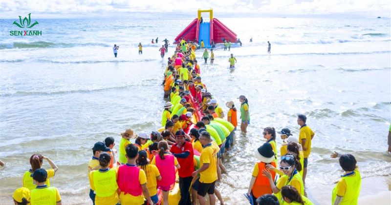 Tr&ograve; chơi "S&oacute;ng Biển" l&agrave; một tr&ograve; chơi kh&aacute; th&uacute; vị, th&iacute;ch hợp để tăng cường sự phối hợp giữa c&aacute;c th&agrave;nh vi&ecirc;n trong nh&oacute;m &iacute;t người
