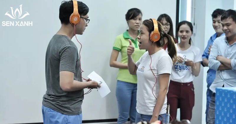 15+ Trò chơi Mini Game Teambuilding Vui Nhộn & Dễ Tổ Chức 2026 Trò chơi mang lại tiếng cười sảng khoái vì những cụm từ biến tấu hài hước qua mỗi lần truyền.