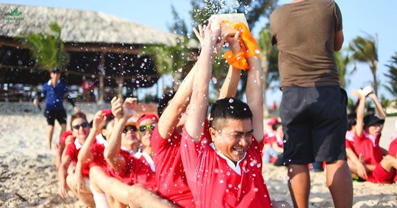 Top 10+ trò chơi Team building dưới nước hay nhất năm 2026 Trò chơi đòi hỏi sự phối hợp nhịp nhàng và khéo léo của cả đội, đồng thời mang lại nhiều tiếng cười từ những pha “rớt nước” bất ngờ.