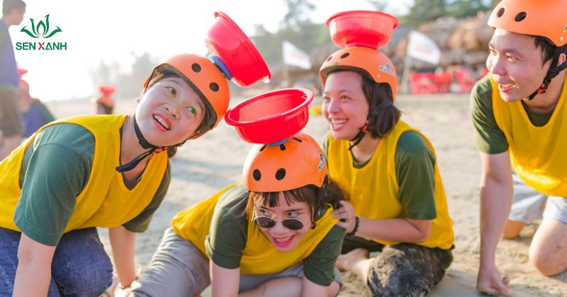 50+ Ý Tưởng Trò Chơi Teambuilding Gắn Kết Đội Ngũ Trò chơi mang tính vận động nhẹ, đòi hỏi sự phối hợp nhịp nhàng, chia vai hợp lý và đặc biệt là sự linh hoạt để vượt qua thử thách rò rỉ nước.