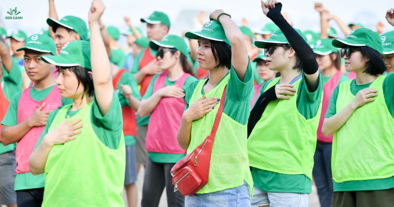 Tr&ograve; chơi "Khởi Động Gi&atilde;n Cơ" gi&uacute;p c&aacute;c th&agrave;nh vi&ecirc;n thư gi&atilde;n v&agrave; chuẩn bị tinh thần cho c&aacute;c tr&ograve; chơi vận động kh&aacute;c.