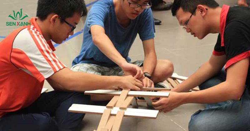 Tr&ograve; chơi r&egrave;n luyện kỹ năng s&aacute;ng tạo, giải quyết vấn đề v&agrave; l&agrave;m việc nh&oacute;m.