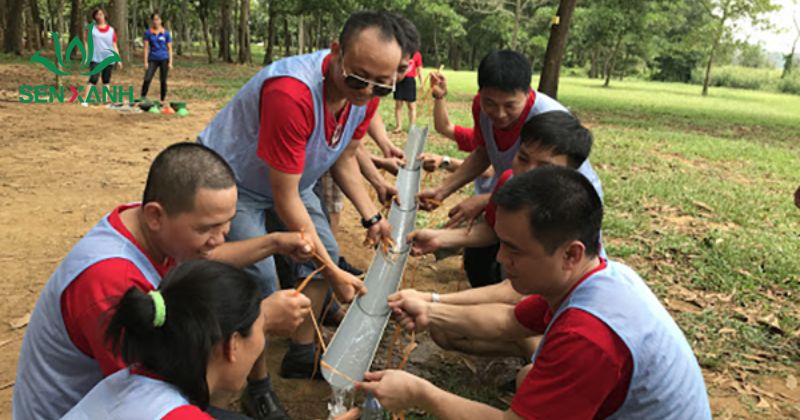 Kinh nghiệm tổ chức team building chạy trạm Trò chơi này đòi hỏi sự phối hợp ăn ý và khéo léo của cả nhóm.