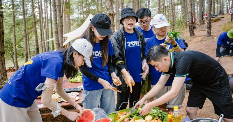 Sau khi kết th&uacute;c buổi team building nấu ăn, việc đ&aacute;nh gi&aacute; v&agrave; r&uacute;t kinh nghiệm rất quan trọng
