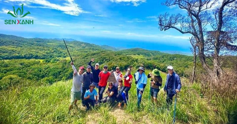 Top những địa điểm team building Côn Đảo hấp dẫn Đoàn người đi tham quan Côn Đảo
