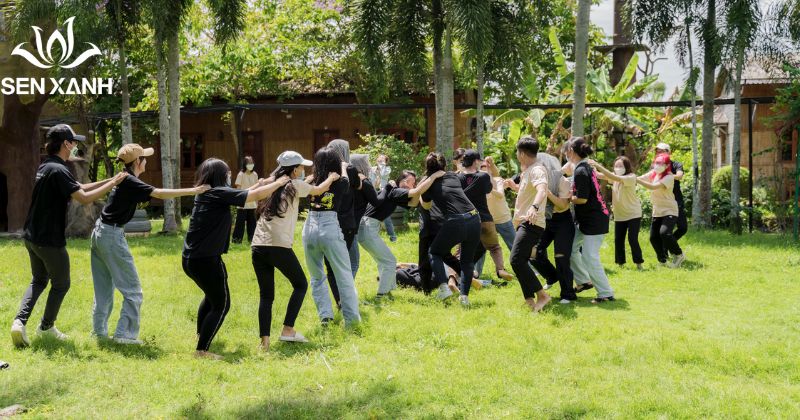 Trò chơi này giúp học sinh phát triển khả năng phối hợp nhanh chóng và sự linh hoạt trong việc di chuyển.