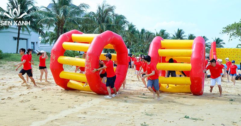 Giới thiệu trò chơi team building bánh xe khổng lồ Team building bánh xe khổng lồ không chỉ đơn thuần là một hoạt động giải trí