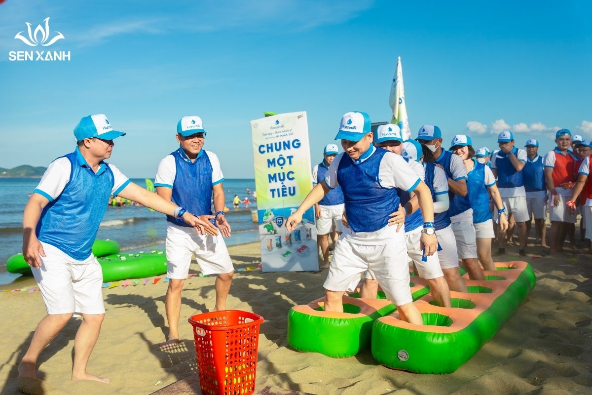 Trò chơi đôi giày khổng lồ Teambuilding Hanoi milk