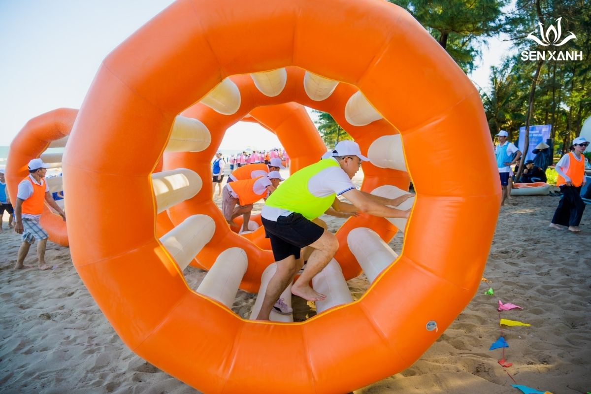 Trò chơi đua bánh xe phao team building ECL