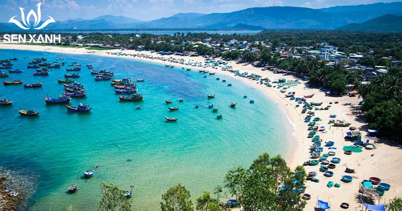 B&atilde;i biển Cửa Đại với b&atilde;i c&aacute;t trắng mịn, nước biển trong xanh v&agrave; kh&ocirc;ng gian rộng r&atilde;i