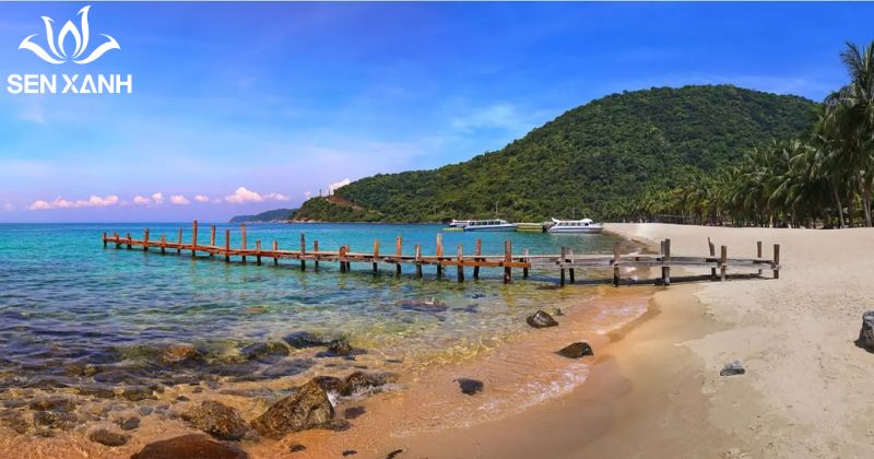 B&atilde;i biển H&agrave; My nổi tiếng với sự y&ecirc;n tĩnh, b&atilde;i c&aacute;t d&agrave;i v&agrave; biển xanh trong l&agrave;nh.