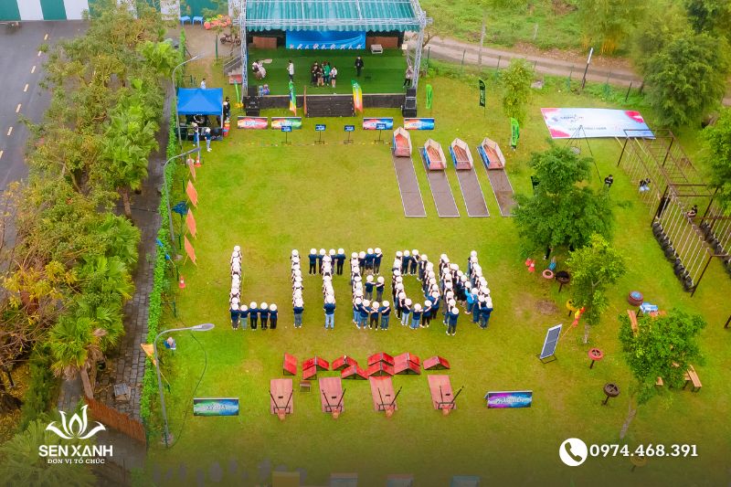 Các thành viên xếp logo công ty tạo nên không khí đầy tự hào Các thành viên xếp logo công ty tạo nên không khí đầy tự hào
