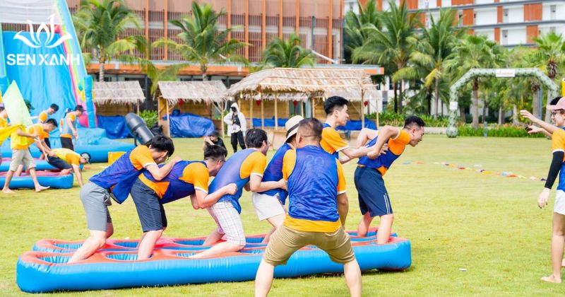 Tổ chức teambuilding resort: Địa điểm, trò chơi, kịch bản chi tiết Chơi trò chơi với nhiều người tham gia