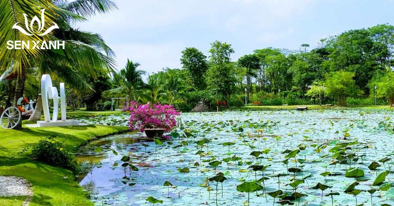 C&ocirc;ng vi&ecirc;n M&ugrave;a Xu&acirc;n c&oacute; nhiều khu vực b&atilde;i cỏ rộng, hồ nước v&agrave; lối đi bộ tho&aacute;ng đ&atilde;ng