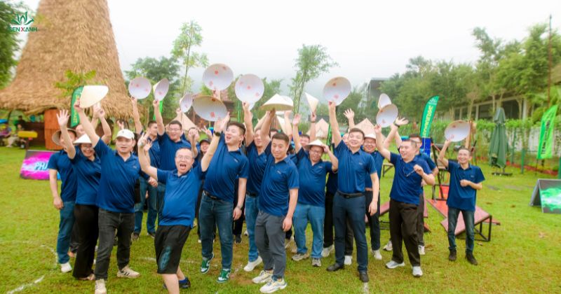 Nhiều người h&agrave;o hứng tham gia tr&ograve; chơi 
