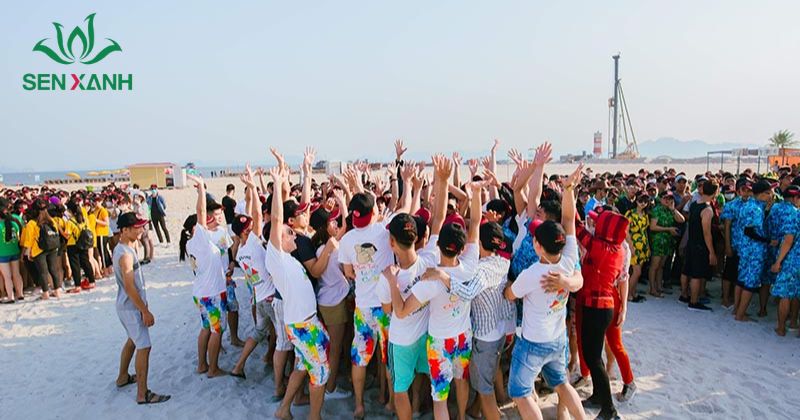 Tổ chức chương tr&igrave;nh Team building b&atilde;i biển&nbsp;với chủ đề &ldquo;Chung tay &ndash; Vượt s&oacute;ng&rdquo;