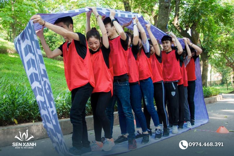 Trò chơi “Bánh xe thần tốc” đòi hỏi sự khéo léo và phối hợp ăn ý của cả đội Trò chơi “Bánh xe thần tốc” đòi hỏi sự khéo léo và phối hợp ăn ý của cả đội