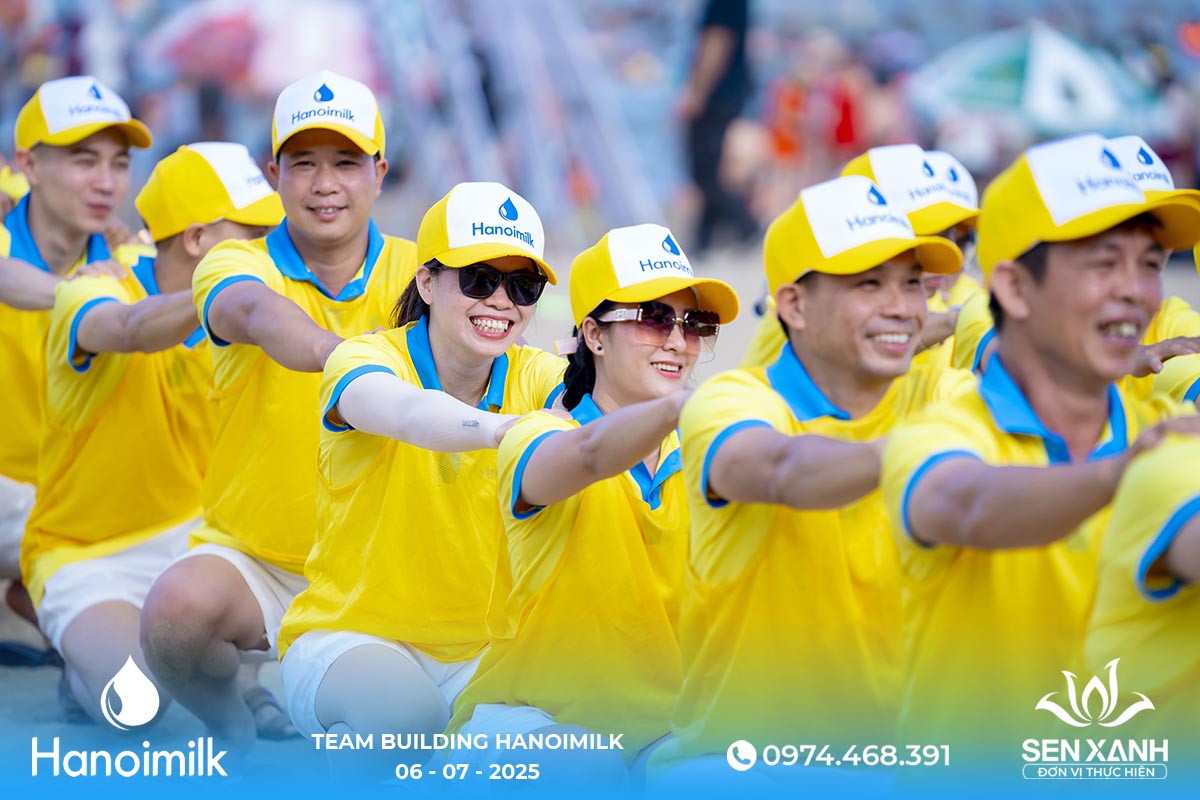 Các thành viên xếp hàng chơi trò chơi 