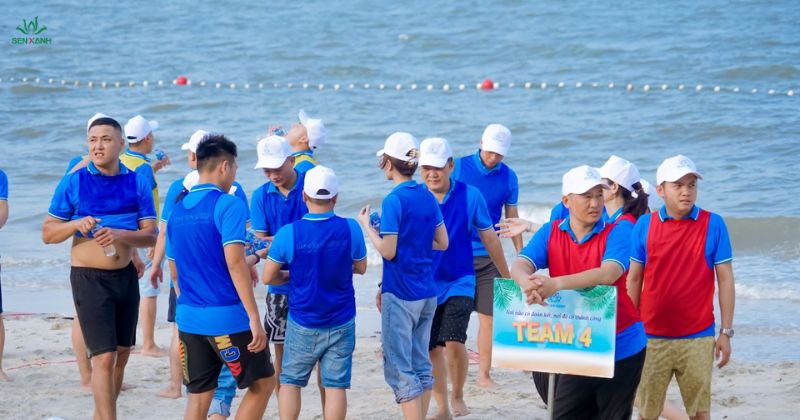 Chia đội chơi tr&ograve; chơi teambuilding b&atilde;i ch&aacute;y
