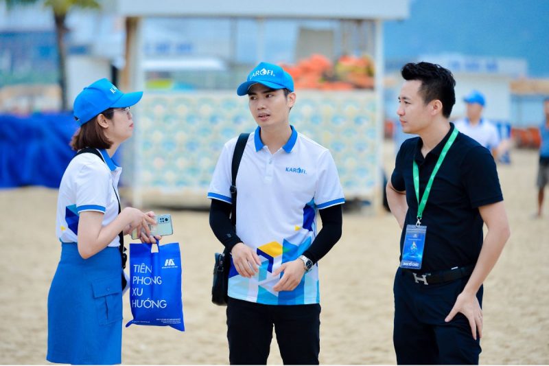 Cùng khách hàng nghiệm thu kết quả của chương trình.