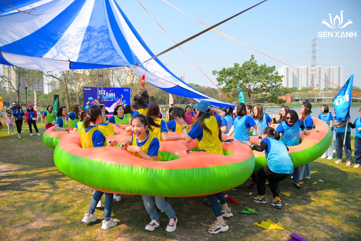 Sân cỏ công viên teambuilding hocmai