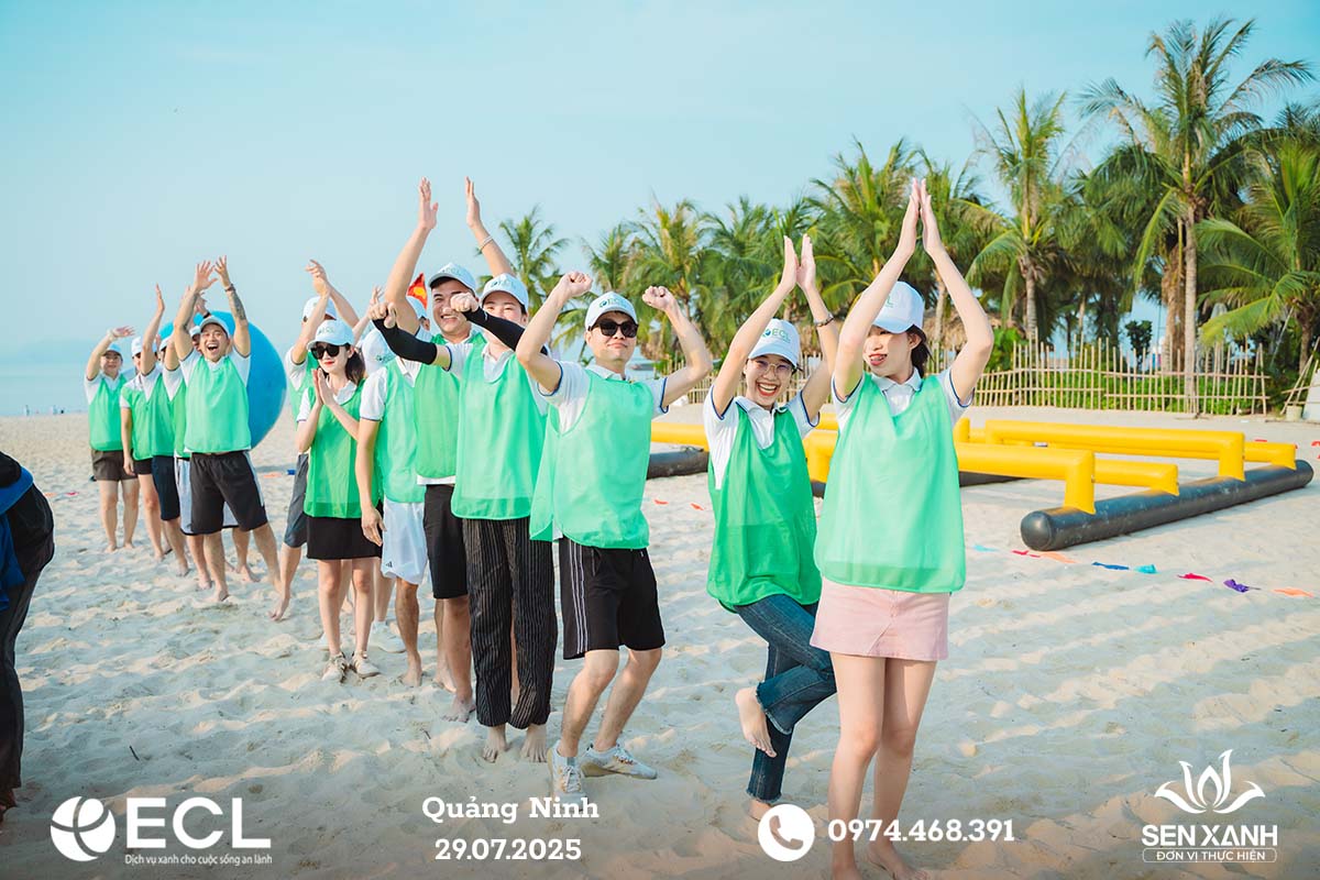 C&aacute;c th&agrave;nh vi&ecirc;n đều vui vẻ khi tham gia tr&ograve; chơi teambuilding 