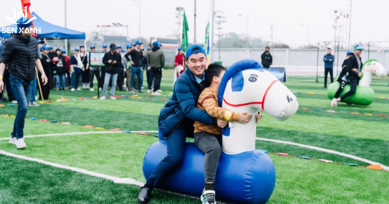 Trò chơi đua thú nhún là hoạt động bổ ích 