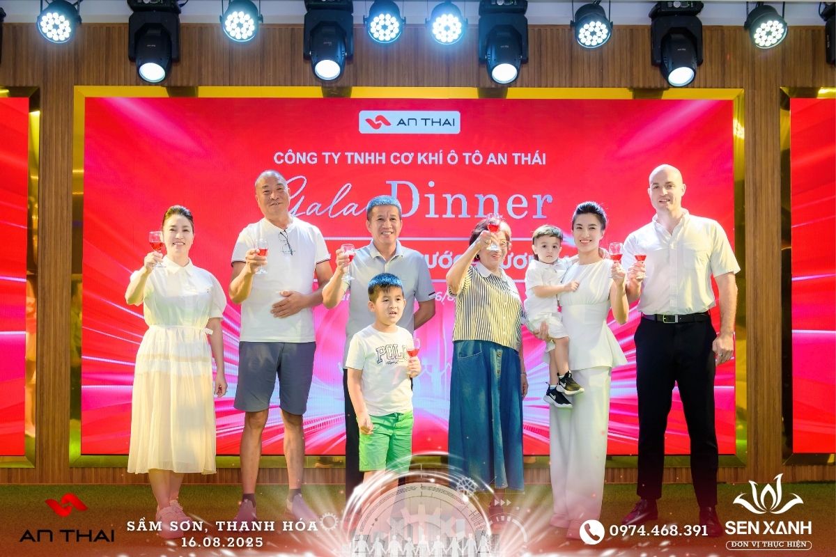 Tổ chức gala Dinner 2025 - An Thái - Gắn kết - Vững bước - Vươn xa Mọi người nâng ly chúc mừng