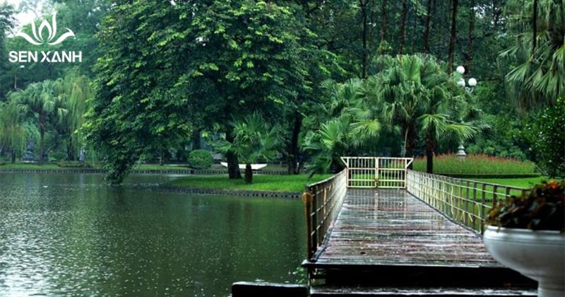 Khám phá 10+ địa điểm tổ chức team building ngoài trời tại Hà Nội Công viên Bách Thảo mang vẻ đẹp cổ kính, xanh mát với nhiều cây cổ thụ và không gian yên tĩnh.