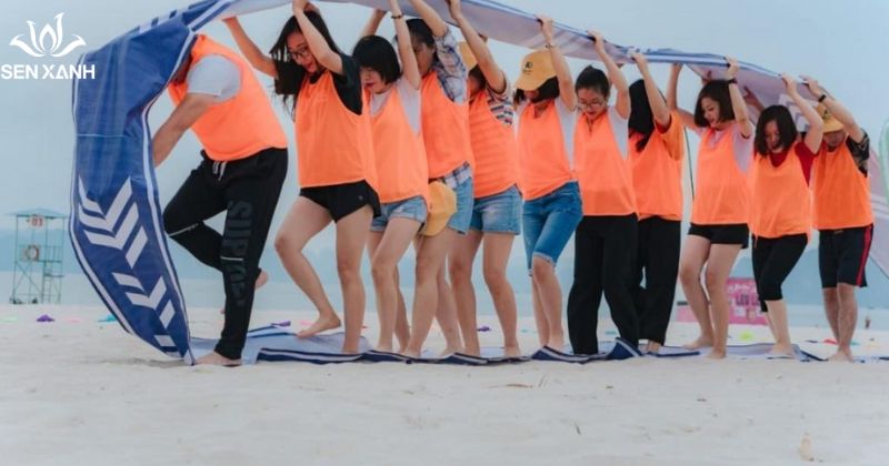 Cả đội đứng trong v&ograve;ng, c&ugrave;ng di chuyển như một b&aacute;nh xe về đ&iacute;ch