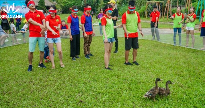 Cảnh loay hoay, bắt nhầm người kh&aacute;c hoặc đuổi theo kh&ocirc;ng kh&iacute; tạo n&ecirc;n kh&ocirc;ng kh&iacute; v&ocirc; c&ugrave;ng vui nhộn.