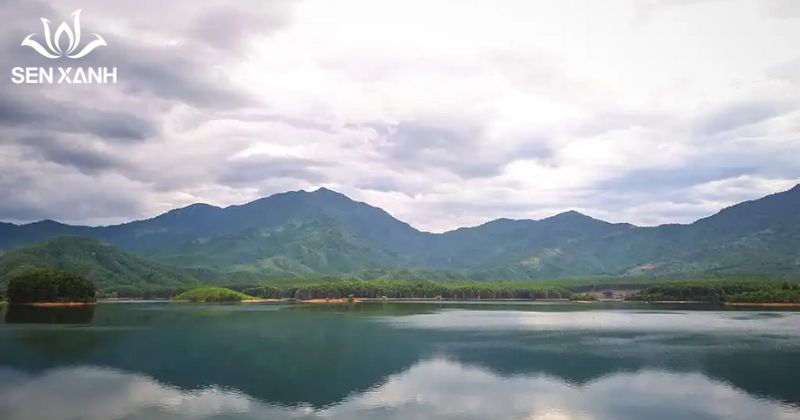 Hồ H&ograve;a Trung được v&iacute; như &ldquo;thảo nguy&ecirc;n giữa l&ograve;ng Đ&agrave; Nẵng&rdquo;, nổi bật với kh&ocirc;ng gian rộng