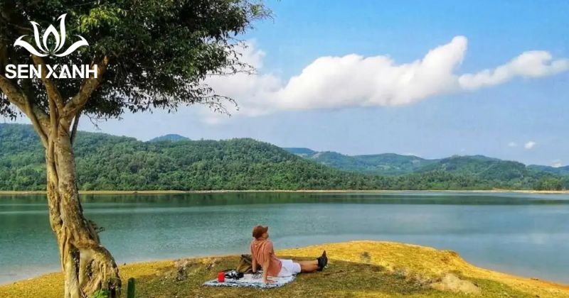 Hồ Ph&uacute; Ninh nổi tiếng với mặt hồ rộng, rừng c&acirc;y bao quanh v&agrave; kh&ocirc;ng kh&iacute; trong l&agrave;nh