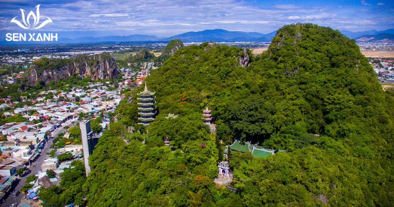 Ngũ H&agrave;nh Sơn l&agrave; quần thể n&uacute;i đ&aacute; v&ocirc;i nổi tiếng gắn liền với yếu tố t&acirc;m linh, văn h&oacute;a v&agrave; thi&ecirc;n nhi&ecirc;n