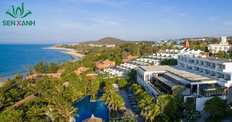The Cliff Resort & Residences nằm trên triền đồi hướng biển, nổi bật với không gian yên tĩnh và tầm nhìn đẹp.