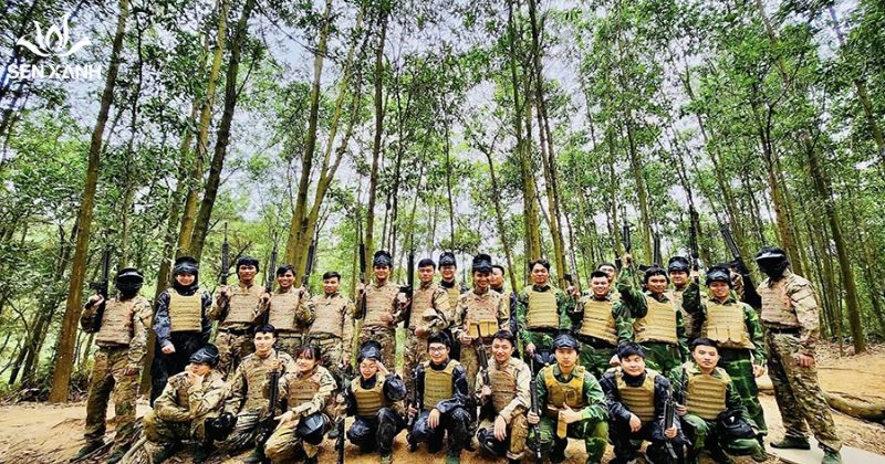 Rừng Th&ocirc;ng Xanh (hay c&ograve;n gọi l&agrave; Vườn Th&ocirc;ng Xanh) l&agrave; địa điểm team building mang phong c&aacute;ch qu&acirc;n đội