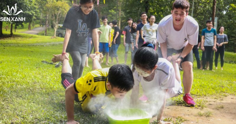 Người chơi d&ugrave;ng miệng thổi bột để t&igrave;m kẹo m&agrave; kh&ocirc;ng d&ugrave;ng tay