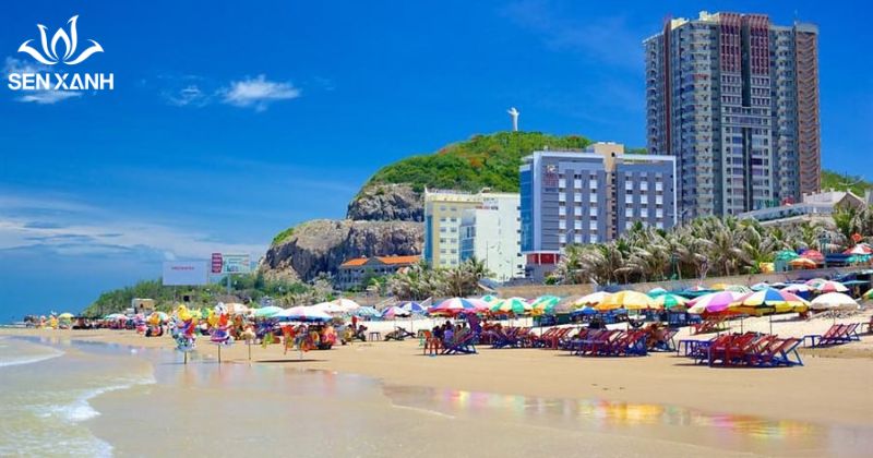 B&atilde;i Sau l&agrave; b&atilde;i biển nổi tiếng v&agrave; s&ocirc;i động nhất tại Vũng T&agrave;u, sở hữu bờ c&aacute;t d&agrave;i, bằng phẳng