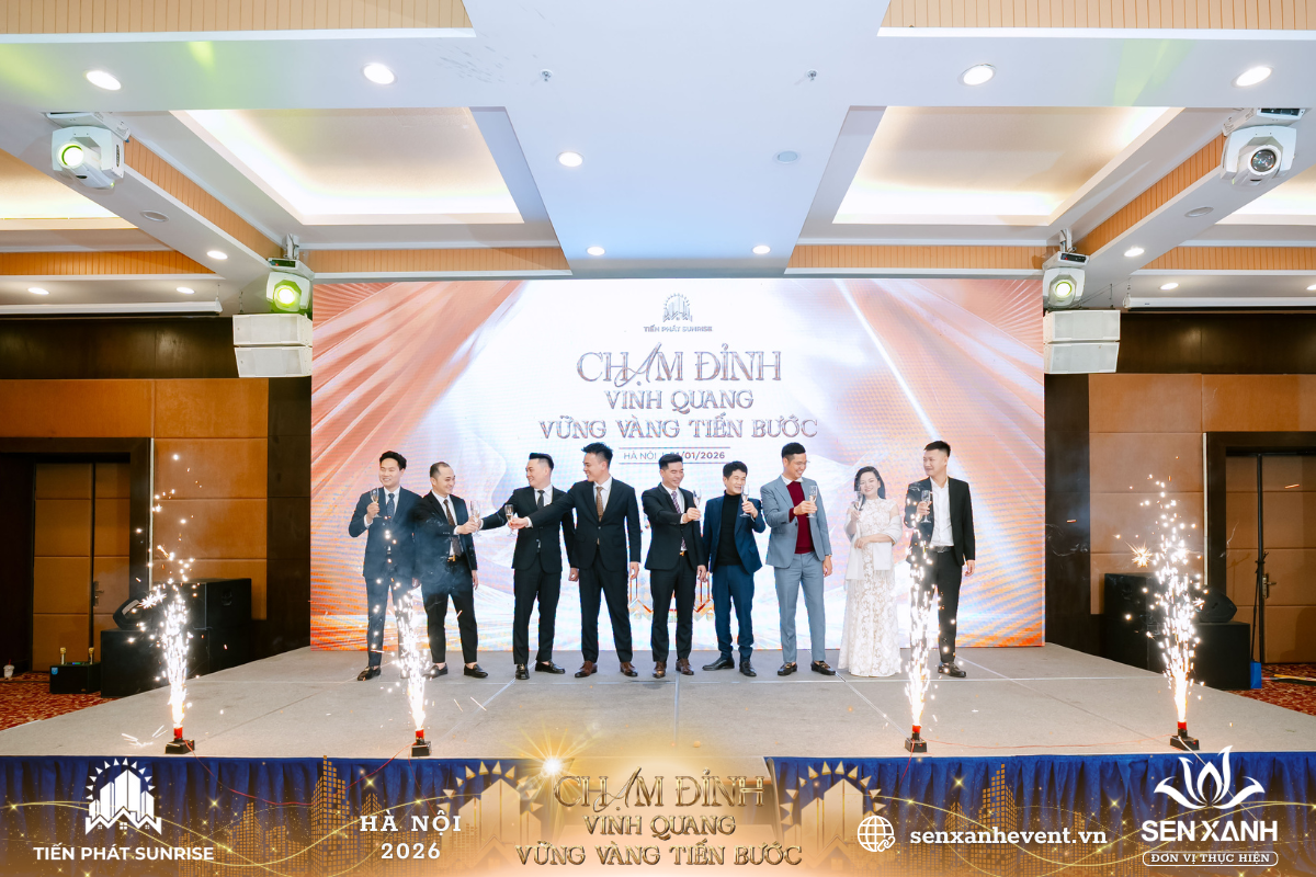 Ban l&atilde;nh đạo n&acirc;ng ly khai tiệc