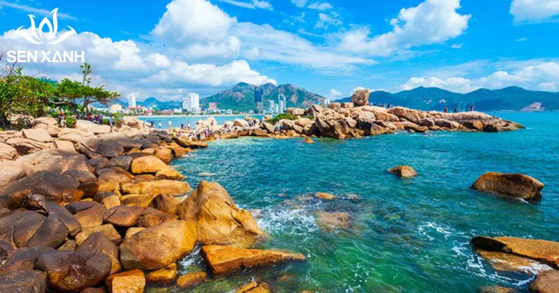 H&ograve;n Chồng g&acirc;y ấn tượng với những khối đ&aacute; tự nhi&ecirc;n độc đ&aacute;o v&agrave; kh&ocirc;ng gian biển thơ mộng.