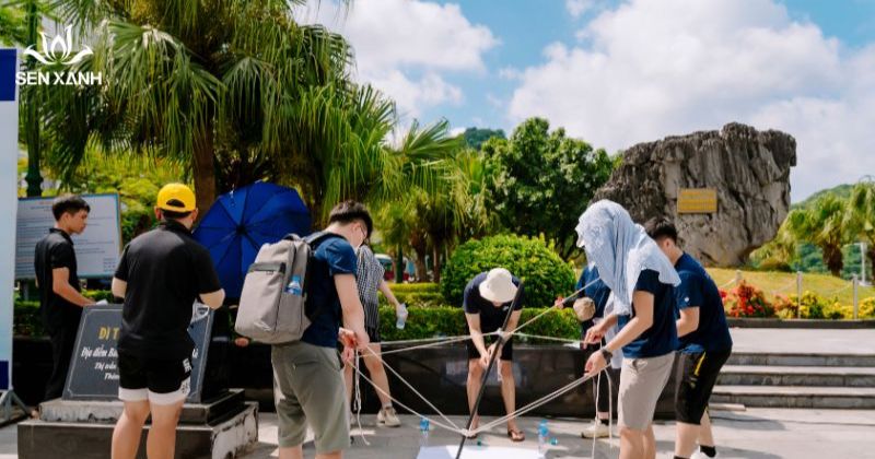 Trò chơi đòi hỏi giao tiếp liên tục, phân công người chỉ huy và giữ nhịp đều giữa các thành viên