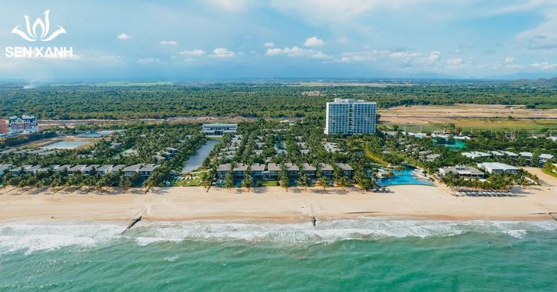 Melia Hồ Tr&agrave;m Beach Resort l&agrave; khu nghỉ dưỡng 5 sao cao cấp, sở hữu b&atilde;i biển ri&ecirc;ng rộng r&atilde;i v&agrave; kh&ocirc;ng gian xanh m&aacute;t.